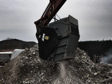 CM CBF 70 Crusher Bucket Attachment